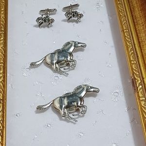 A pair of rodeo horse cuff links and 2 silver horse button covers